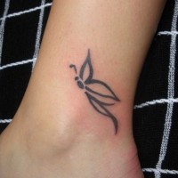 Einfaches Tattoo von süßem Schmetterling auf dem Fuss
