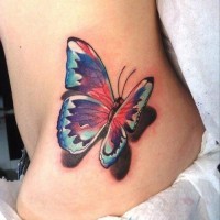 carina farfalla colorata tatuaggio con ombra su anca