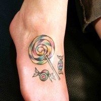 Süßes Tattoo von Lollipop und Bonbons auf dem Fuß für Frau