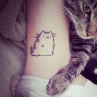 Nette cartoonische Katze Tattoo am Knöchel