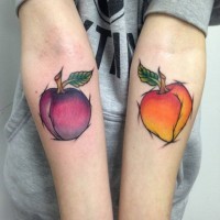 Tatuaje de frutas apetitosas  en los antebrazos