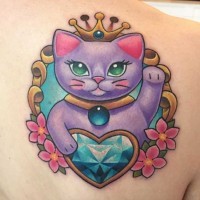 Tatuaje en la espalda, estatua preciosa de gata linda con diamante