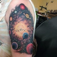 Tatuaje en el brazo, cosmos multicolor con nueve planetas