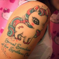 Tatuaje en el brazo, héroe precioso de dibujo animado  my little pony con inscripción y estrellas