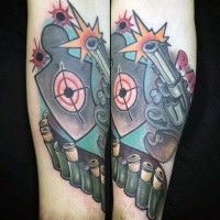 Netter Cartoon Stil farbiges Unterarm Tattoo von Revolver mit verpasster Scheibe