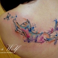 Nette Katze fängt Schmetterling gefärbt Rücken Tattoo von Javi Wolf im Aquarell Stil