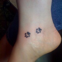 Tatuaje en el pie, dos huellas de gato