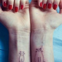 Tatuaggio semplice sulle mani il gatto piccolo& il gatto grande