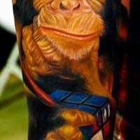 Tatuaje en el antebrazo,
chimpancé lindo y cubo de Rubik