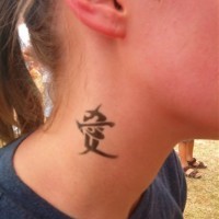 Nettes chinesisches Tattoo mit Symbol am Hals