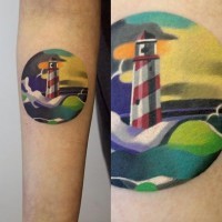 Tatuaje en el antebrazo, dibujo multicolor de faro en olas