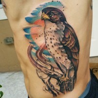 Tatuaje en el costado, águila linda atenta en la rama