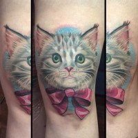 Tatuaje  de gato bonito adorable con lazo rosado