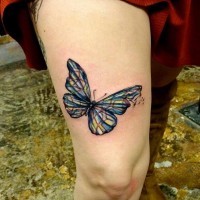 Tatuaje en el muslo, 
mariposa pequeña multicolor