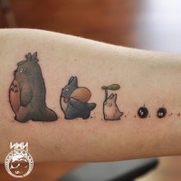 Tatuaje en el brazo, personajes diferentes divertidos de dibujos animados