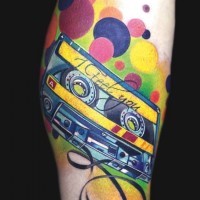 Tatuaje en la pierna, casete realista con círculos de varios colores