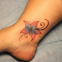 Tatuaje de flor bicolor en el tobillo