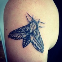 Nette dunkle Motte Tattoo für Jungen