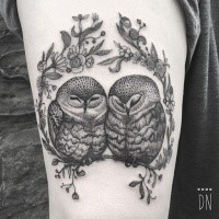 Tatuagem de tinta preta estilo dotwork bonito do casal de coruja por Dino Nemec com flores