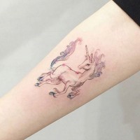 Tatuaje en el antebrazo, unicornio gracioso en colores pasteles