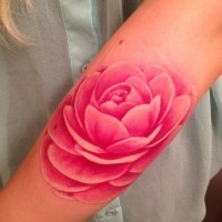 carino fantastico fiore rosa  tatuaggio colorato su braccio