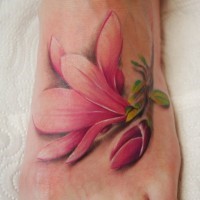 Süßes Tattoo von Blume  auf dem Fuß für elegante Frau