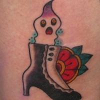Tatuaje  de fantasma en el zapato y flor, dibujo de colores