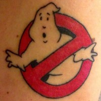 carino fantasma nel segno stradale tatuaggio su corpo di uomo
