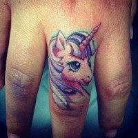 Tatuaje de unicornio bonito delicado en el dedo