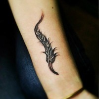 carina inchiostro grigio piuma tatuaggio su braccio