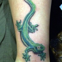 Tatuaje de lagarto delgado verde  en el tobillo