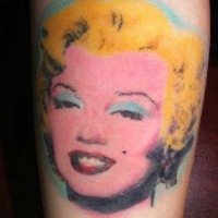 Tatuaje en el antebrazo, cabeza de Marilyn Monroe de varios colores