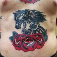 Nettes im Illustration Stil Bauch Tattoo mit laufenden Pferden und Rosen