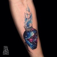Nettes im illustrativen Stil farbiges Unterarm Tattoo von der magischen Flasche mit Raum