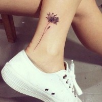 carino inchiostro nero fiore selvatico tatuaggio su caviglia