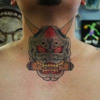 carino interessante dipinto maschera diavolo tatuaggio su collo