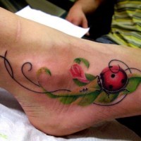 Tatuaje en el pie,
mariquita de color rojo brillante