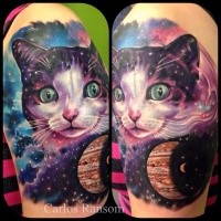 Niedliches lebensechtes farbiges Schulter Tattoo einer Katze, stilisiert mit Spaten und Planeten