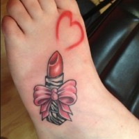 Tatuaje en el pie,
lápiz labial rojo con corazón