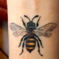 Tattoo mit netter kleiner Biene am Arm