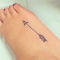 Netter kleiner schwarzer Pfeil Tattoo auf Bein des Mädchens