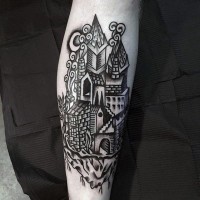 Tatuaje  de castillo antiguo extraño en el brazo