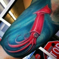 Netter kleiner cartoonischer roter Tintenfisch Tattoo am Bizeps