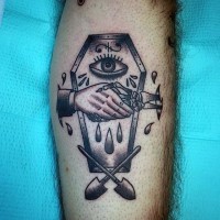 Tatuaje en la pierna, ataúd único con manos de hombre y esqueleto