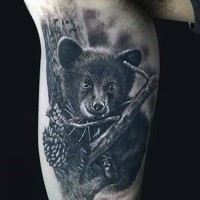 carino piccolo foto realistico molto dettagliato bimbo orso  tatuaggio su braccio