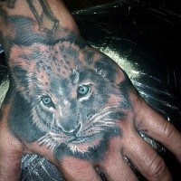 Nett aussehendes farbiges Hand Tattoo mit süßem kleinem Löwensgesicht