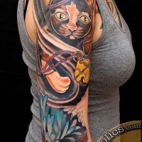 Cute looking colored shoulder tattoo of impressive cat with flowers