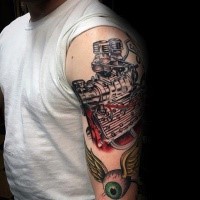 Nett aussehendes farbiges Schultertattoo mit großem Automotor