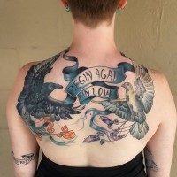 Tatuaje en la espalda alta,  cuervo y pájaro con flores y inscripción