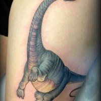 Nett aussehendes im illustrativen Stil Dinosaurier Tattoo am Oberschenkel